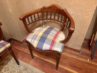 Sofá y 2 sillas de madera con tapicería