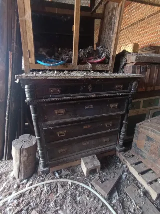 Cómoda de madera antigua