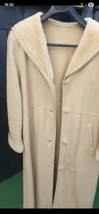 Abrigo piel beige interior pelo largo