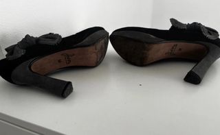 Botines negros con lazo gris