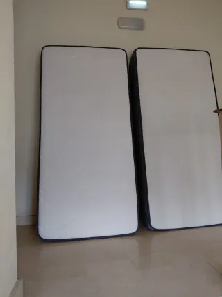 2 Camas 90cm con Cabeceros y Colchones y mesilla