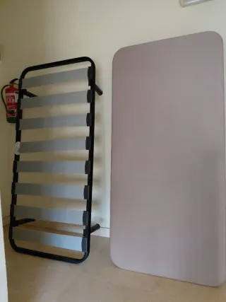 2 Camas 90cm con Cabeceros y Colchones y mesilla