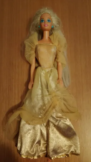 Barbie con abito dorato
