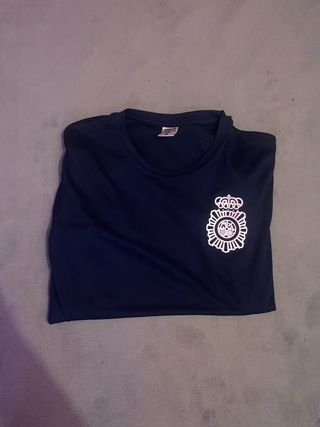 Camiseta azul marino con escudo