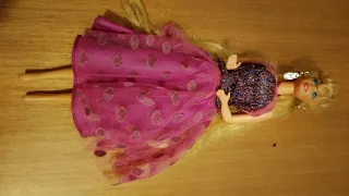 Barbie con vestito rosa brillante