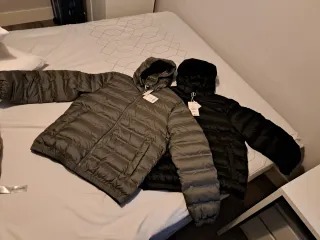 Sin estrenar. Dos plumas impermeables de Zara