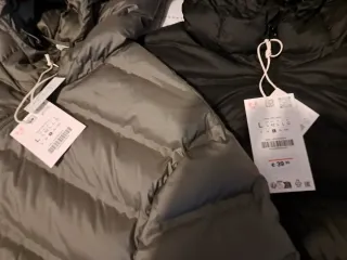 Sin estrenar. Dos plumas impermeables de Zara