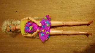 Barbie con vestito viola e capelli biondi