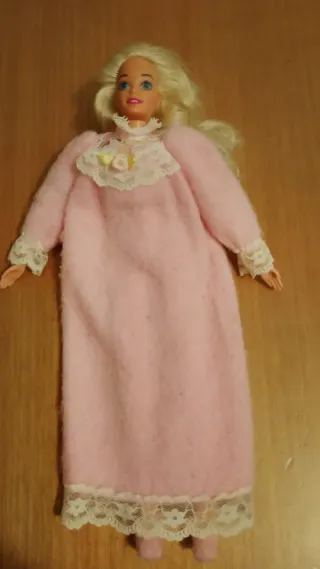 Barbie Bambola in Pigiama Rosa con Pizzo