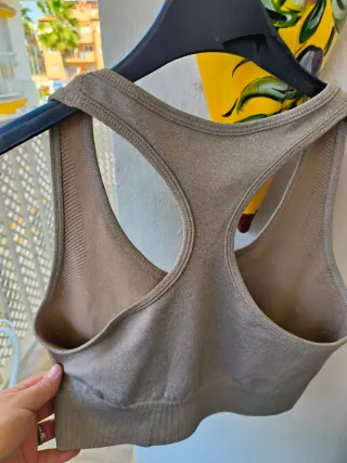 Top deportivo Nike beige