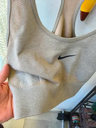 Top deportivo Nike beige