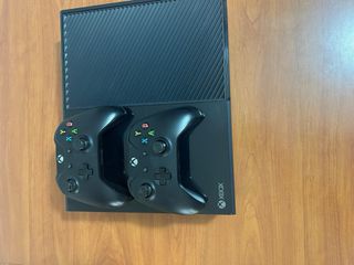 Xbox One con 2 controller e giochi