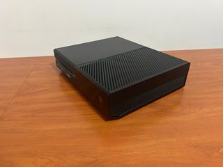 Xbox One con 2 controller e giochi