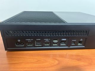 Xbox One con 2 controller e giochi