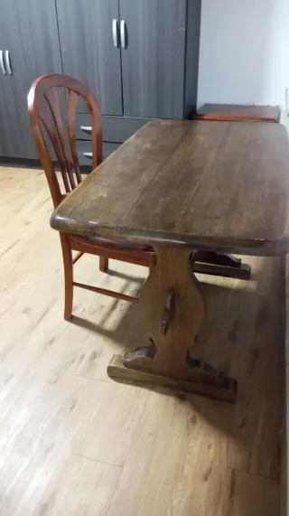 Mesa de madera maciza y silla de comedor