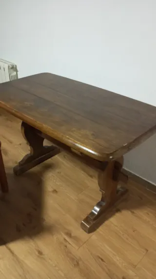 Mesa de madera maciza y silla de comedor
