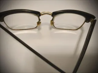 Occhiali da vista neri e oro.