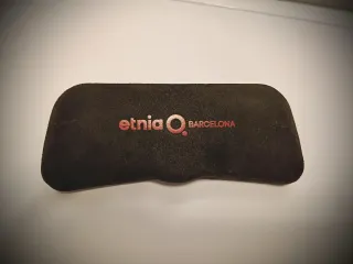 Occhiali da vista neri e oro.