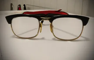 Occhiali da vista neri e oro.