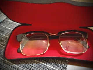 Occhiali da vista neri e oro.