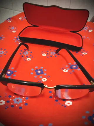 Occhiali da vista neri e oro.