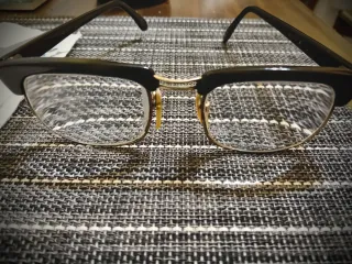 Occhiali da vista neri e oro.