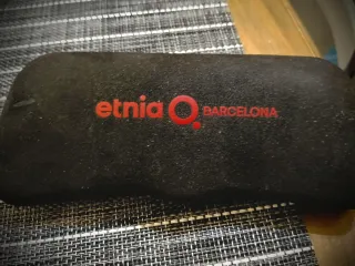 Occhiali da vista neri e oro.