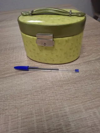 Joyero ovalado verde y amarillo