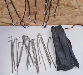 23 Piquetas metálicas y cuerdas 1,8 m para tienda