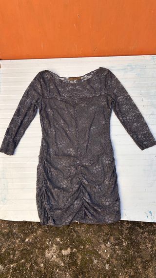 Vestido gris de encaje manga larga