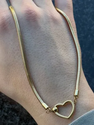Gargantilla dorada con corazón