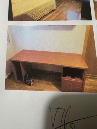 Escritorio de madera con cajones