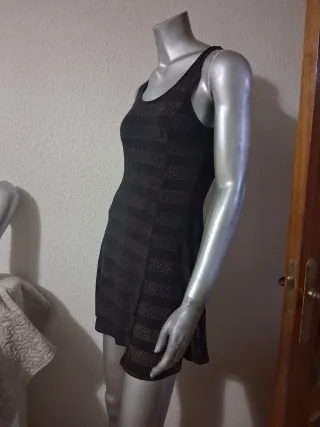Vestido negro con vuelo y franjas doradas