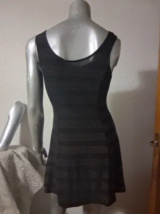 Vestido negro con vuelo y franjas doradas