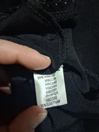 Vestido negro con vuelo y franjas doradas