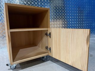 Cajón de escritorio con ruedas / Mesita de noche