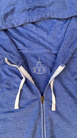 Chaqueta deportiva azul con cremallera