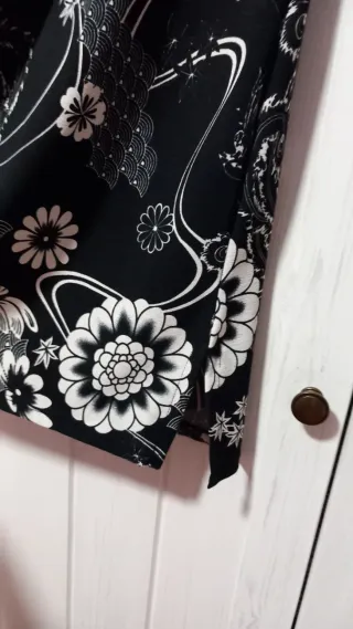 Vestido oriental corto negro sin mangas estampado