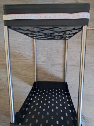 Scaffale portaoggetti nero e argento