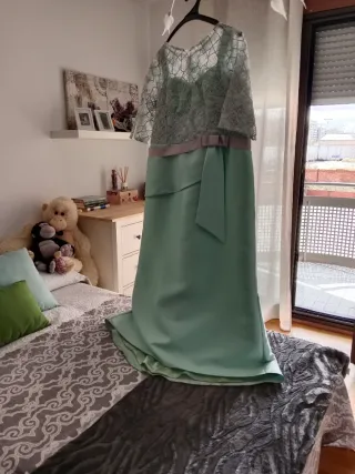 Vestido de madrina verde y rosa