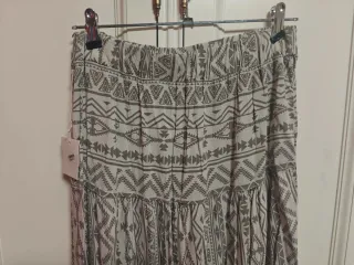 Falda larga étnica gris y blanca