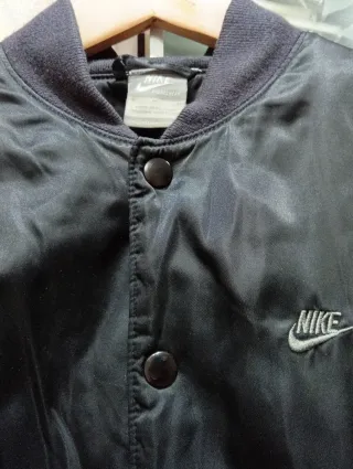 Chaqueta Bomber Nike Satinada Negra