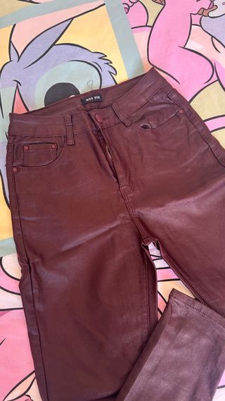 Pantalones efecto cuero granates