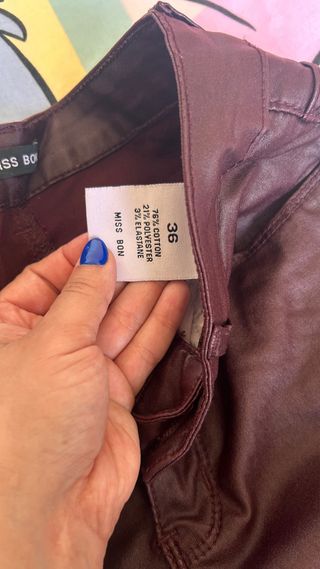 Pantalones efecto cuero granates