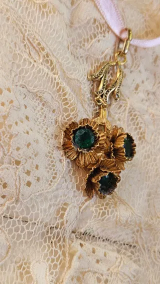 Colgante antiguo metal y pedrería verde