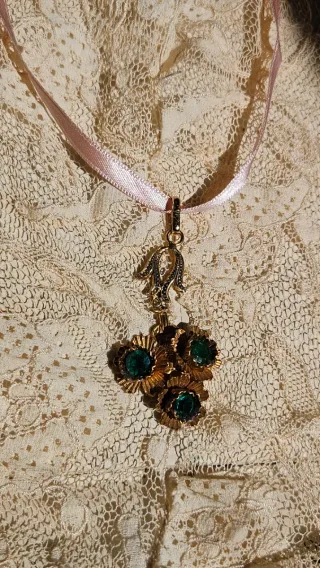Colgante antiguo metal y pedrería verde