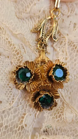 Colgante antiguo metal y pedrería verde