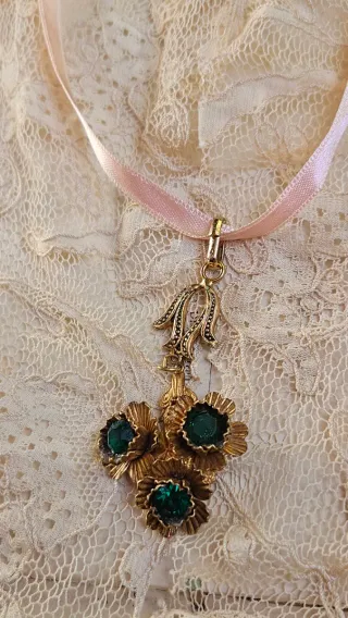 Colgante antiguo metal y pedrería verde