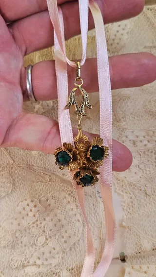 Colgante antiguo metal y pedrería verde