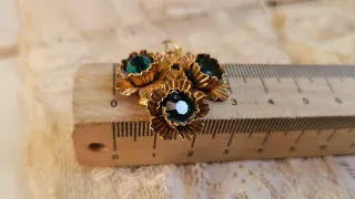 Colgante antiguo metal y pedrería verde